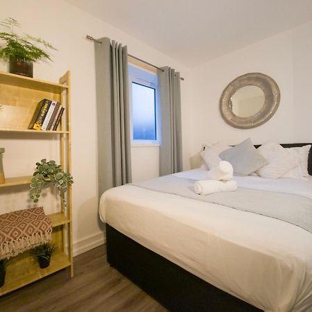 Plenty Of Parking Available; 3 Bedroom Apartment By Property Promise Cardiff Luaran gambar