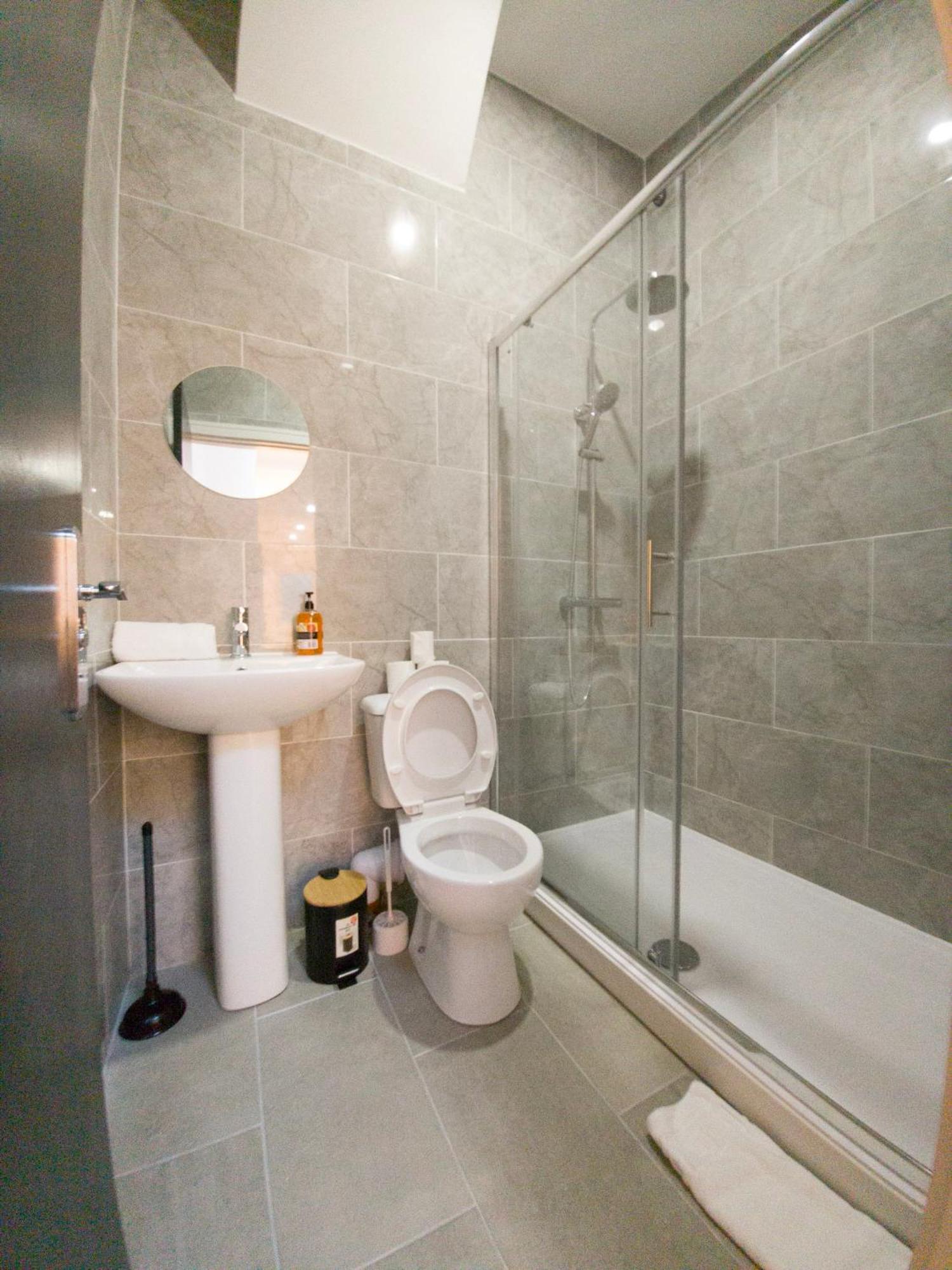 Plenty Of Parking Available; 3 Bedroom Apartment By Property Promise Cardiff Luaran gambar