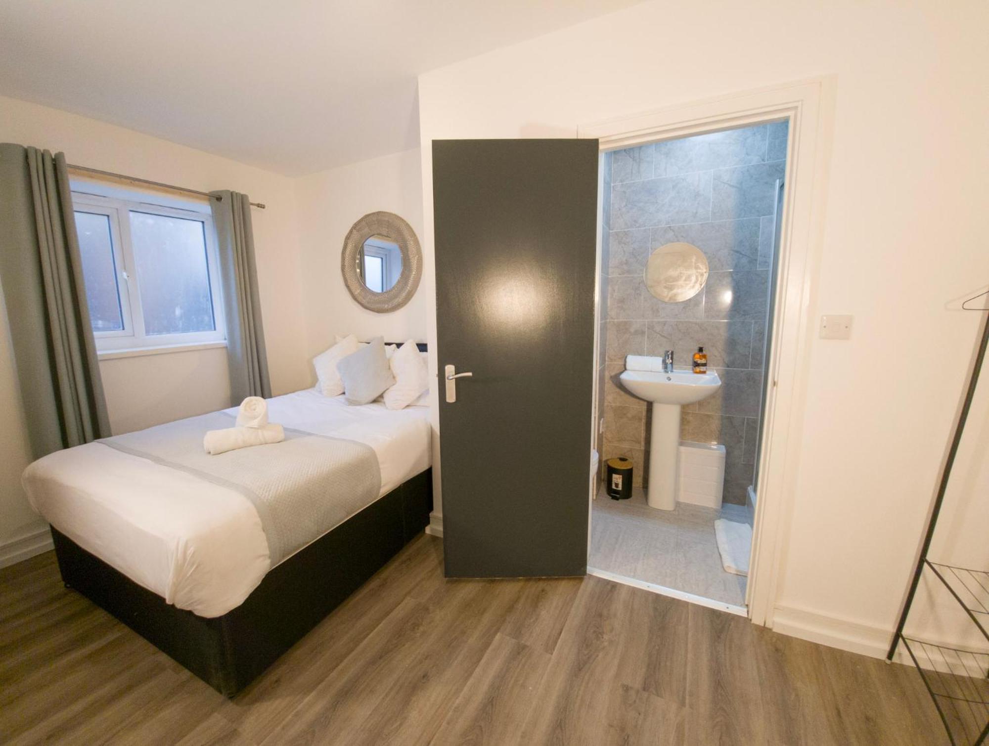 Plenty Of Parking Available; 3 Bedroom Apartment By Property Promise Cardiff Luaran gambar