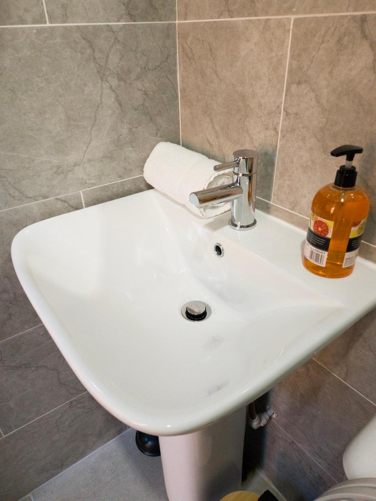 Plenty Of Parking Available; 3 Bedroom Apartment By Property Promise Cardiff Luaran gambar