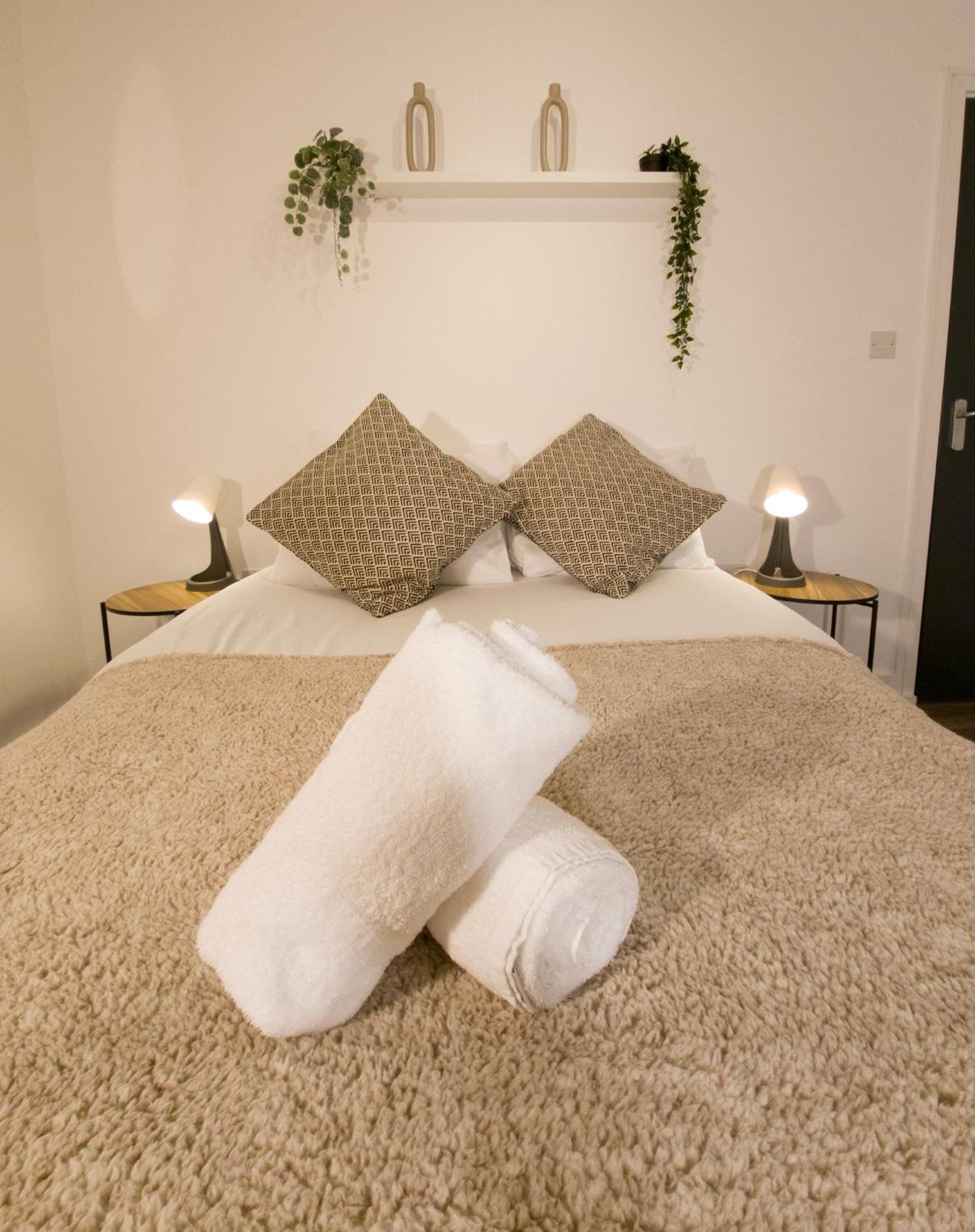 Plenty Of Parking Available; 3 Bedroom Apartment By Property Promise Cardiff Luaran gambar