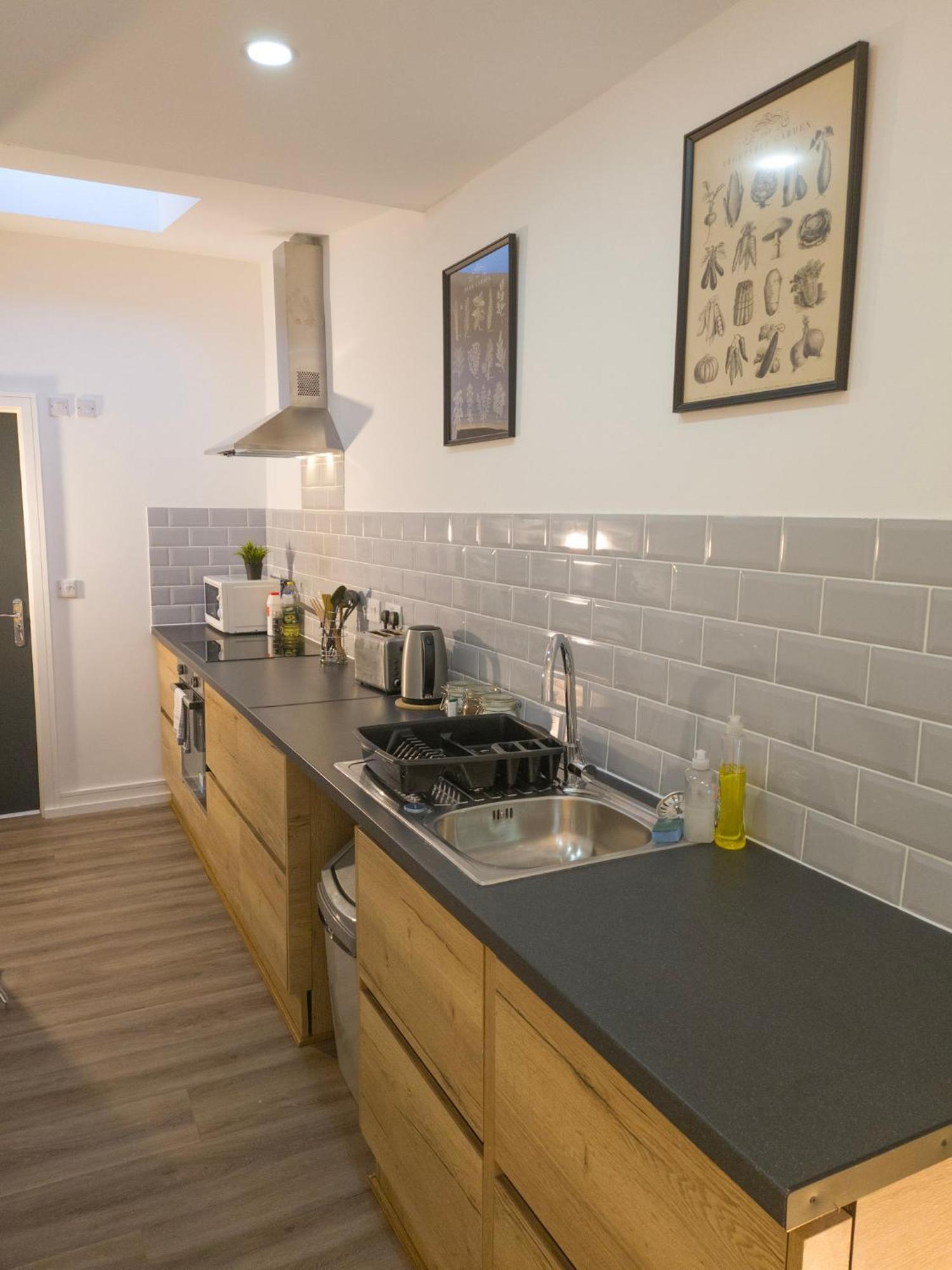 Plenty Of Parking Available; 3 Bedroom Apartment By Property Promise Cardiff Luaran gambar