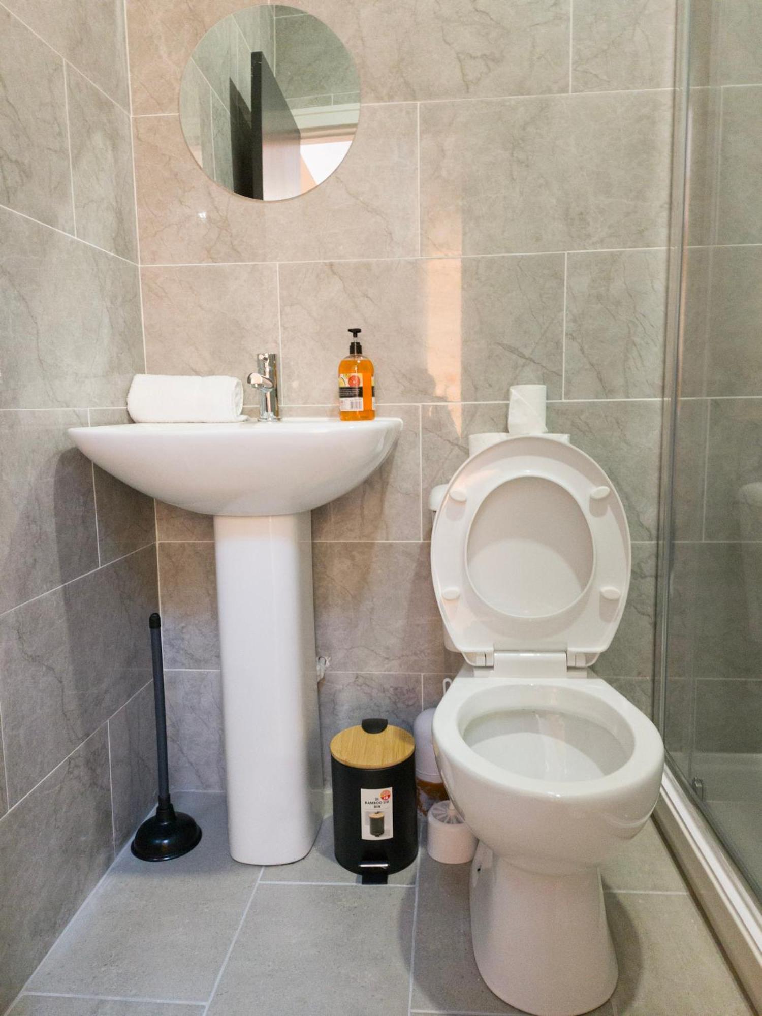 Plenty Of Parking Available; 3 Bedroom Apartment By Property Promise Cardiff Luaran gambar