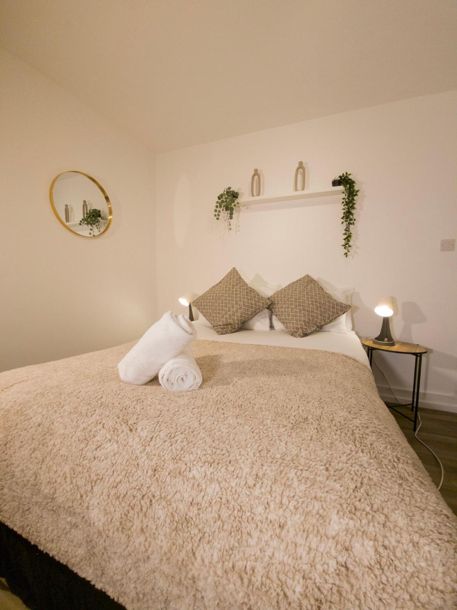 Plenty Of Parking Available; 3 Bedroom Apartment By Property Promise Cardiff Luaran gambar