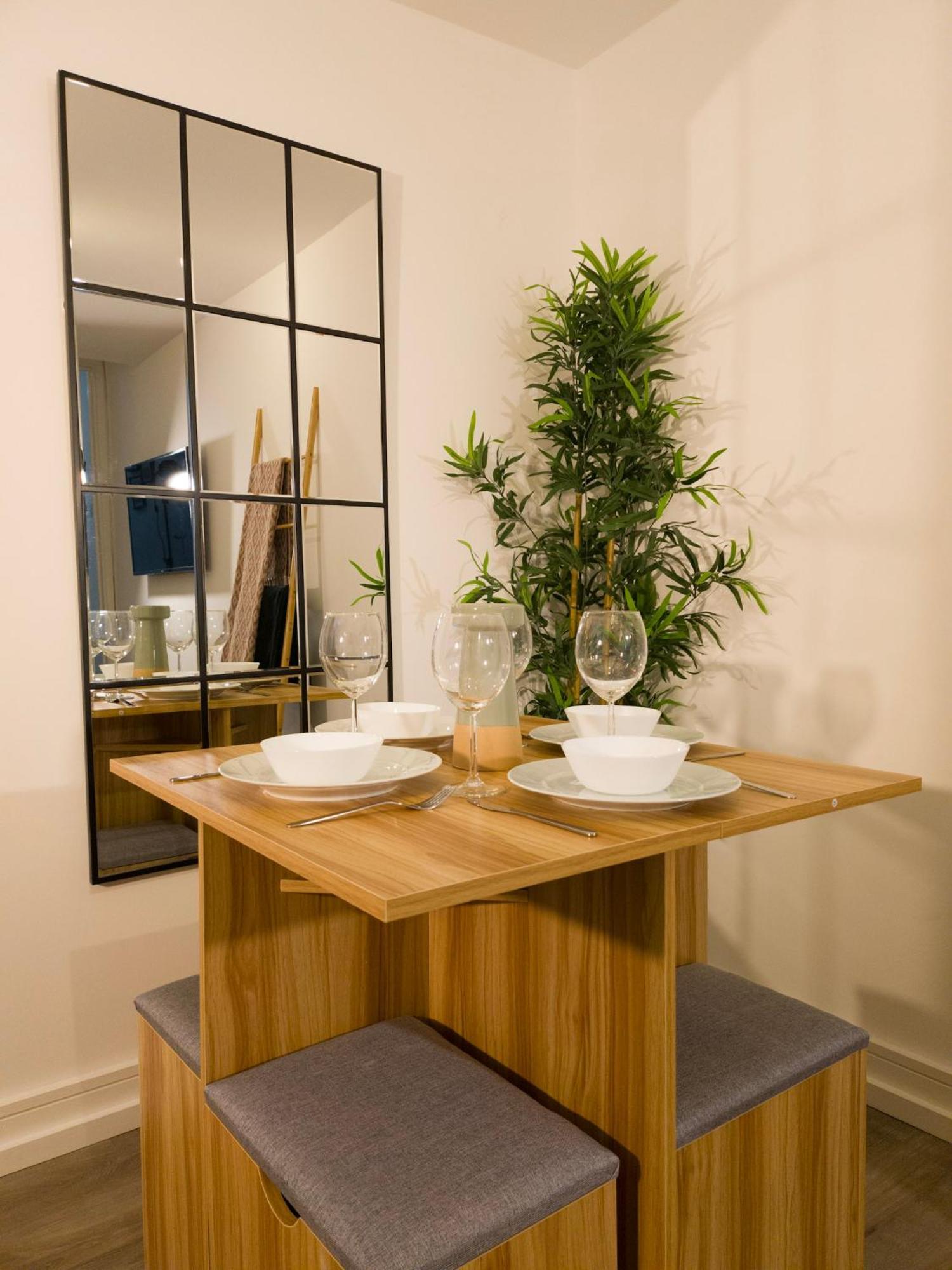 Plenty Of Parking Available; 3 Bedroom Apartment By Property Promise Cardiff Luaran gambar