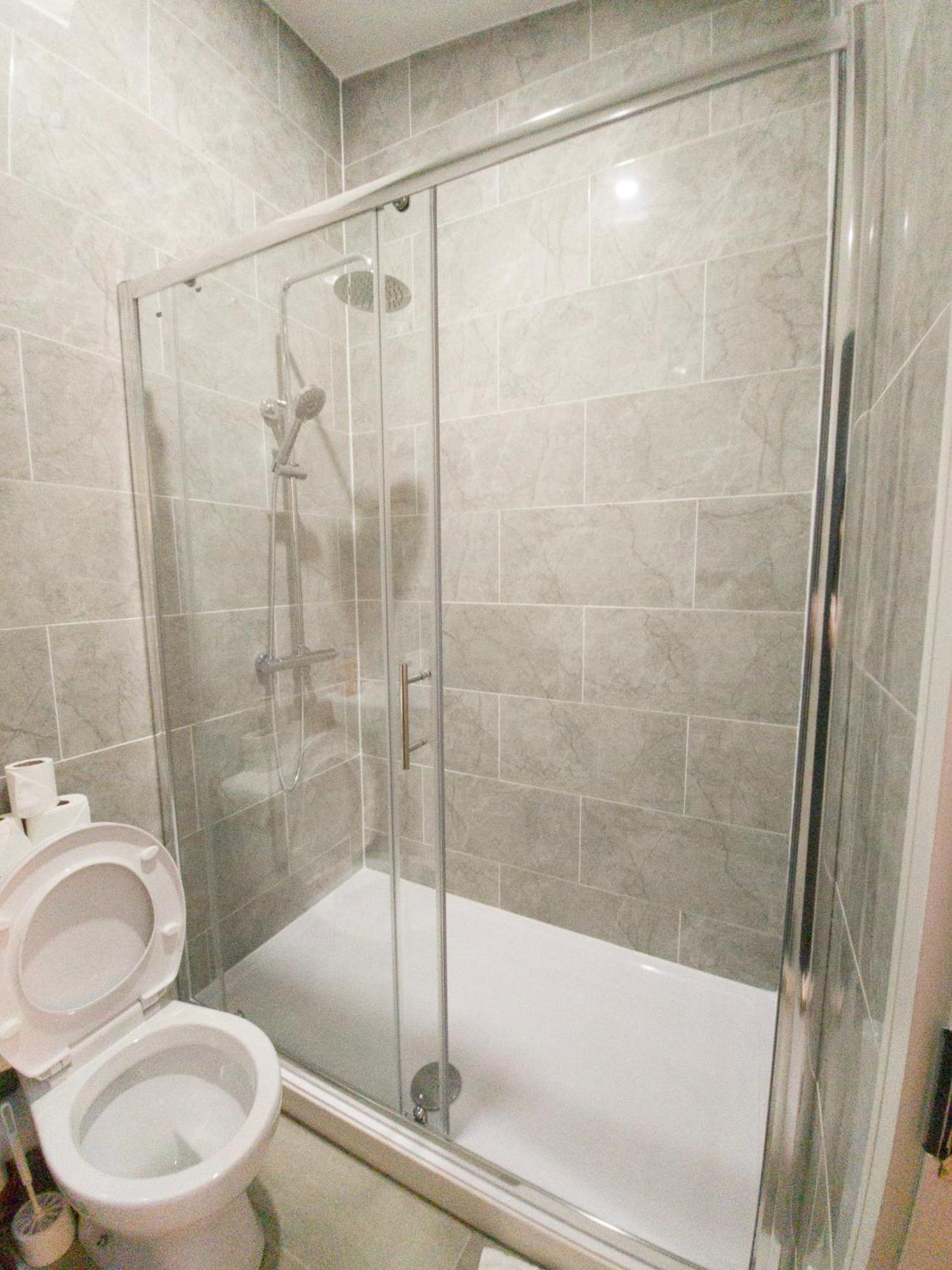 Plenty Of Parking Available; 3 Bedroom Apartment By Property Promise Cardiff Luaran gambar