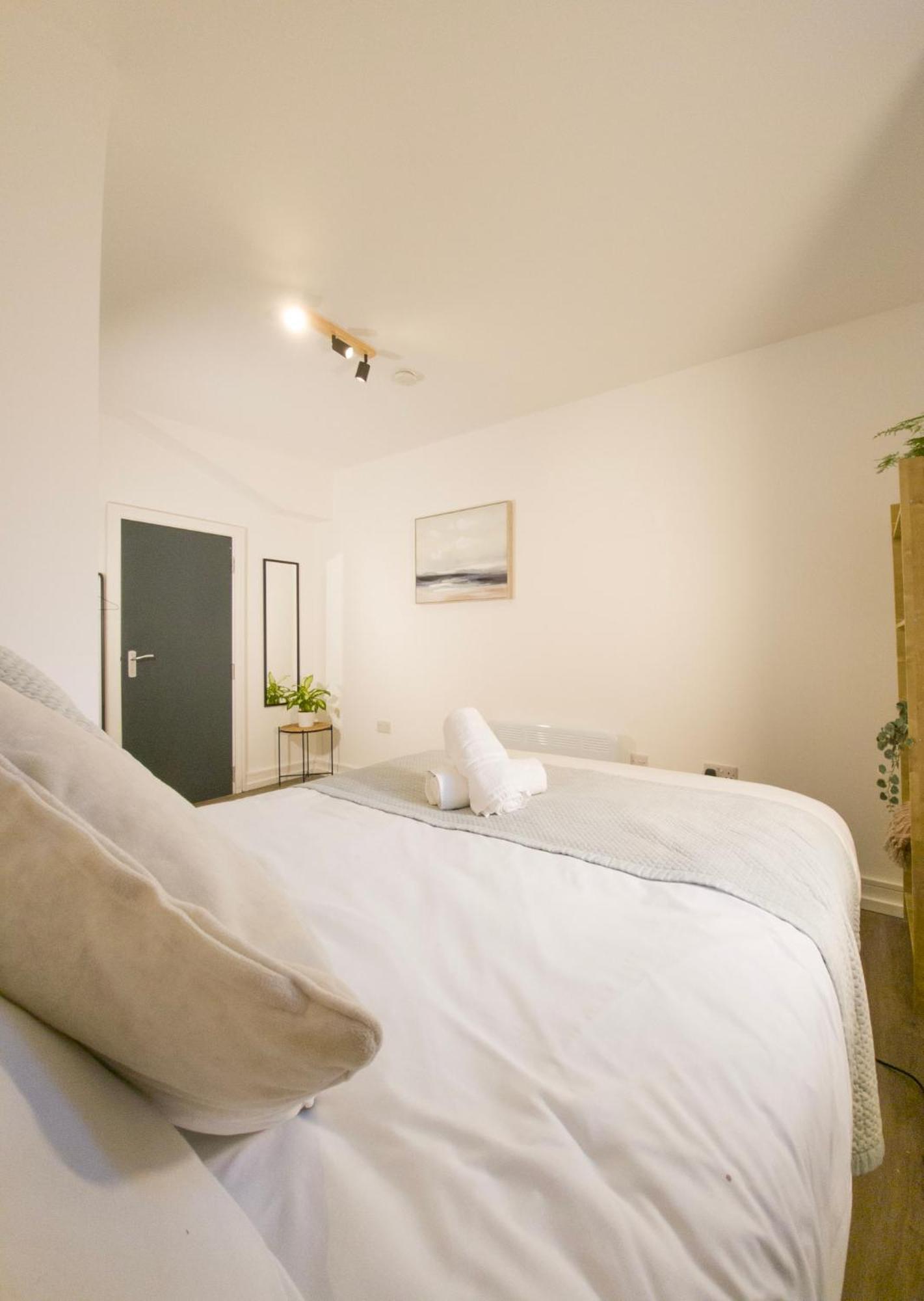 Plenty Of Parking Available; 3 Bedroom Apartment By Property Promise Cardiff Luaran gambar