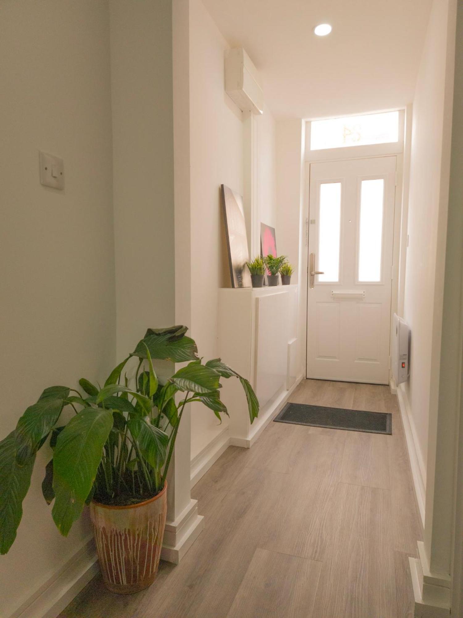 Plenty Of Parking Available; 3 Bedroom Apartment By Property Promise Cardiff Luaran gambar