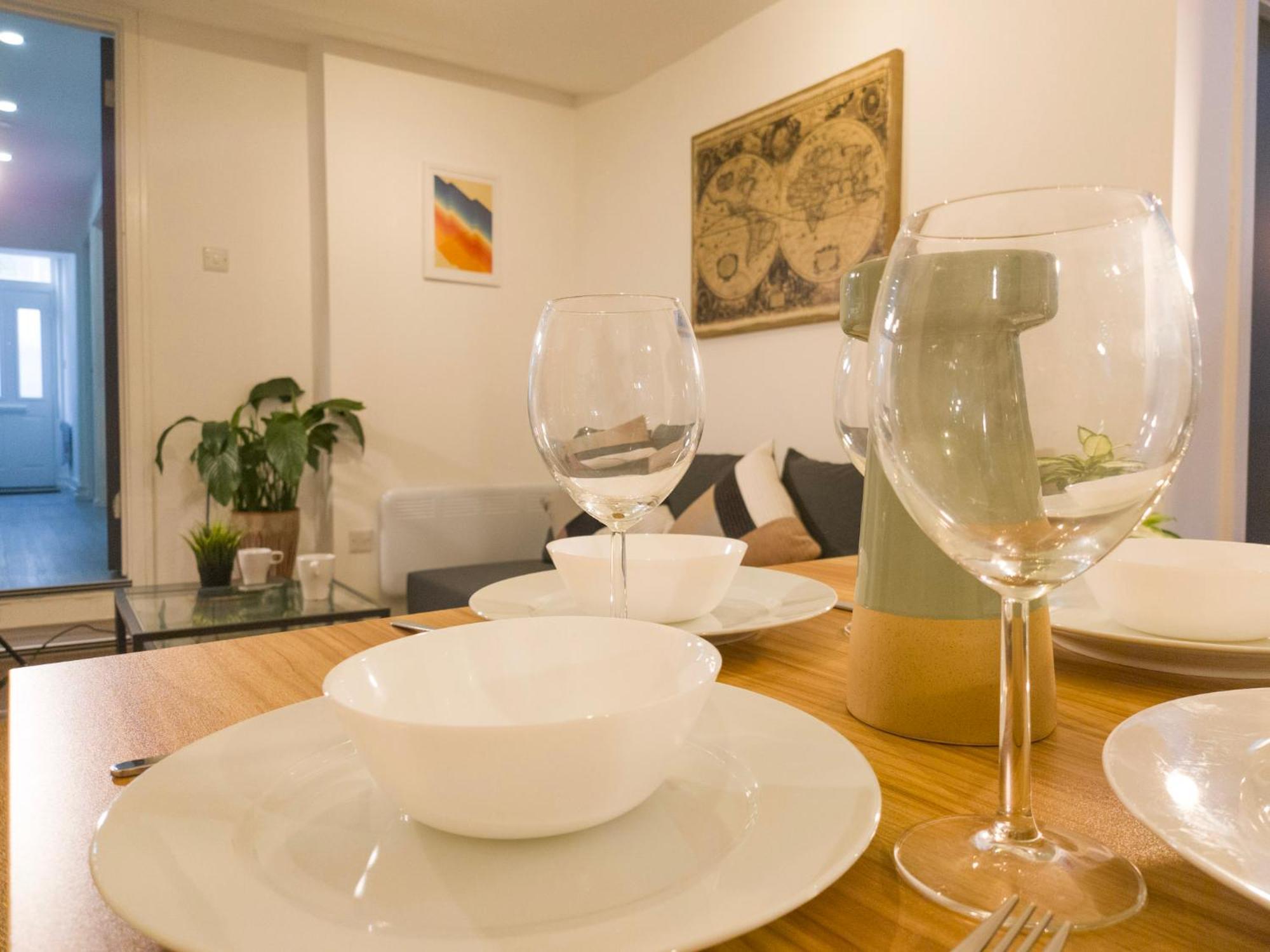 Plenty Of Parking Available; 3 Bedroom Apartment By Property Promise Cardiff Luaran gambar