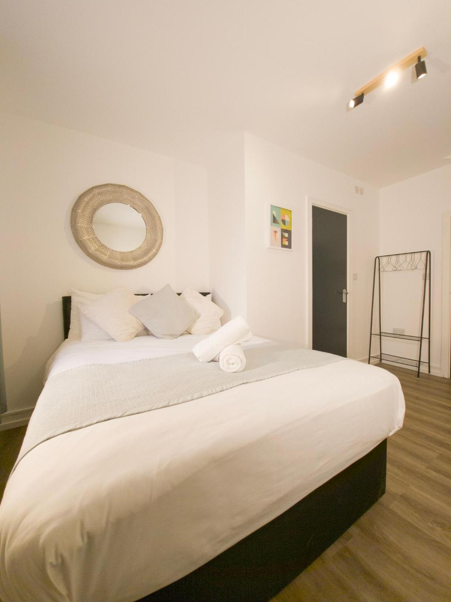 Plenty Of Parking Available; 3 Bedroom Apartment By Property Promise Cardiff Luaran gambar