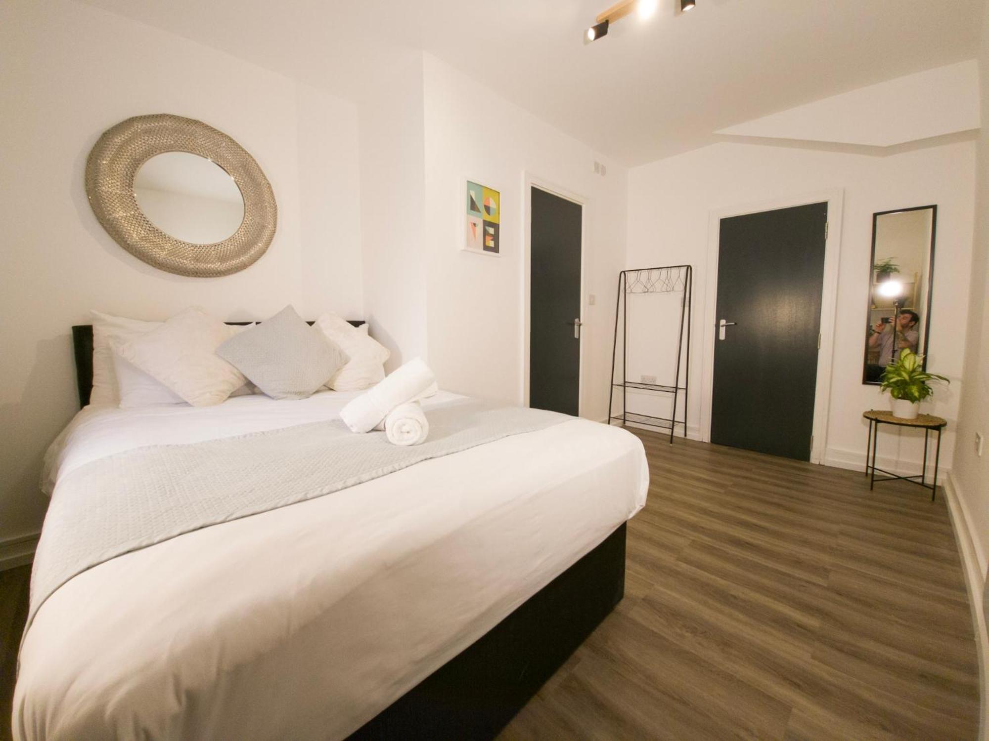 Plenty Of Parking Available; 3 Bedroom Apartment By Property Promise Cardiff Luaran gambar