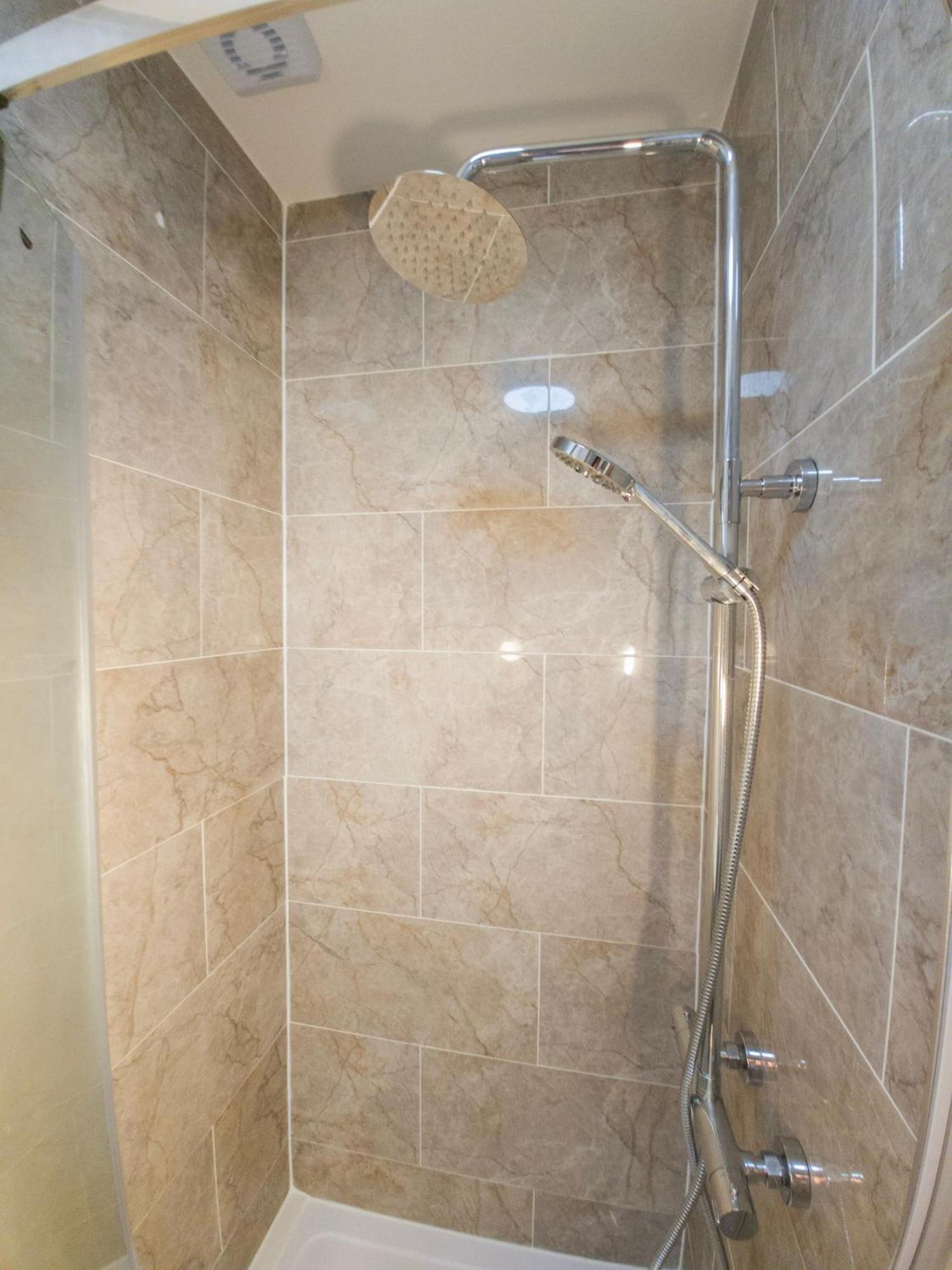 Plenty Of Parking Available; 3 Bedroom Apartment By Property Promise Cardiff Luaran gambar