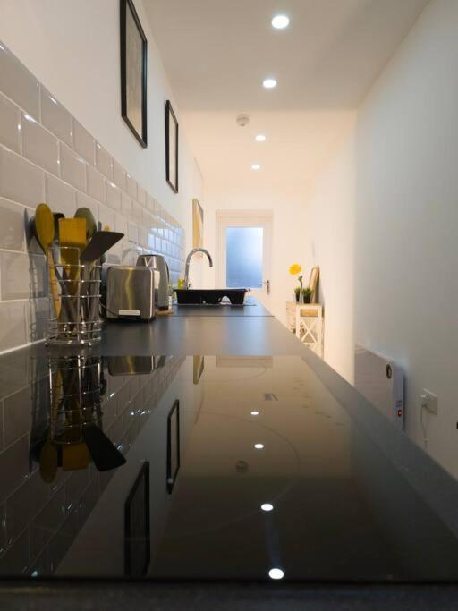 Plenty Of Parking Available; 3 Bedroom Apartment By Property Promise Cardiff Luaran gambar